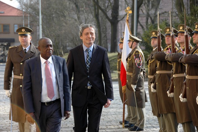 Slavnostní přivítání ministra obrany Ghany s vojenskými poctami proběhlo v areálu Ministerstva obrany 