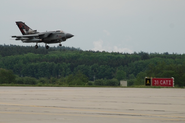 Přílet britského bojového letounu GR 4 Tornado na letiště v Náměšti
