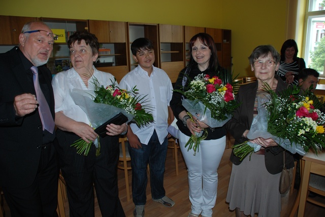 Rodinní příbuzní generála Mareše (z leva dcera, vnučka se synem a neteř) s jedním z iniciátorů akce panem Miloslavem Sobkem