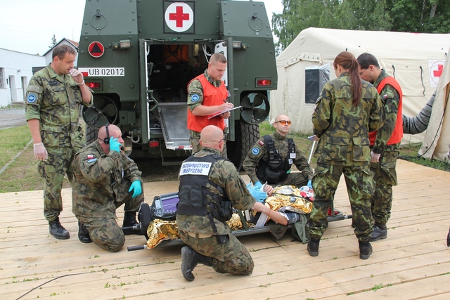 Ukázka zásahu mezinárodního zdravotnického týmu při příjmu raněného