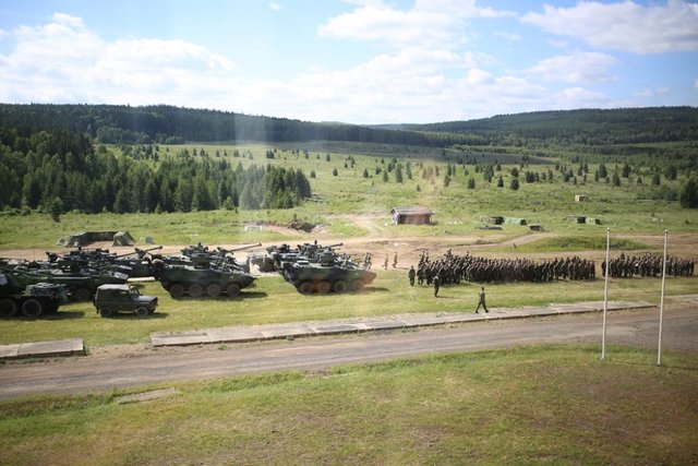 Nástup vojáků před prvním nácvikem hlavní dynamické ukázky AČR - obranná operace praporního úkolového uskupení k zamezení postupu nepřítele