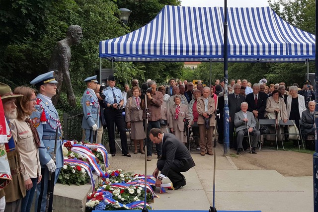 Z pietního vzpomínkového aktu u Pomníku obětem komunismu v Praze na Újezdě, který se uskutečnil v sobotu 27. června. Resort obrany zastupoval náměstek ministra obrany Pavel Beran
