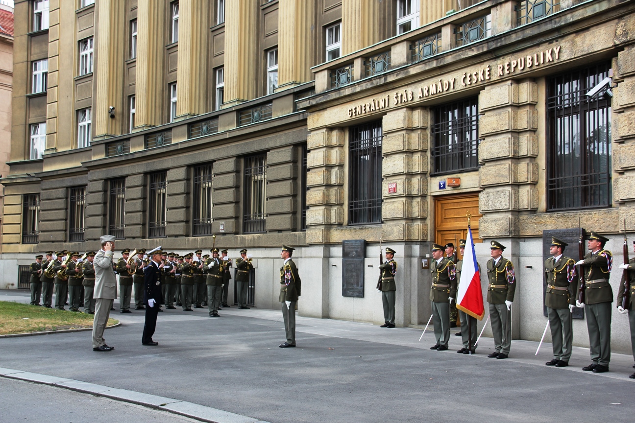 Slavnostní přijetí generála Jean-Paula Palomérose, vrchního spojeneckého velitele pro transformaci (Supreme Allied Commander Transformation - SACT) před budovou Generálního štábu AČR