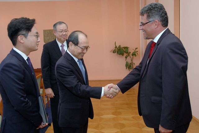 Náměstek ministra obrany Tomáš Kuchta vítá ředitele Úřadu pro obranné akvizice Korejské republiky Myoung-jin Changa