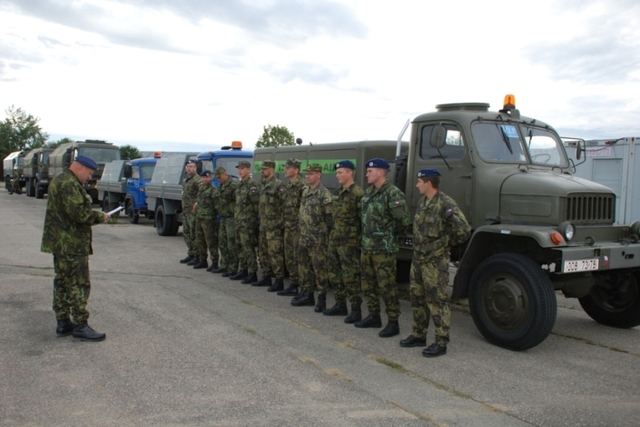  Před výjezdem kolony předává řidičům kapitán Evžen Nováček pokyny k přesunu