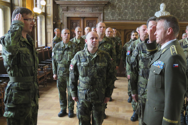 Vybraní příslušníci aktivní zálohy a vojáci převzali v pondělí 7. září na radnici v Kolíně vojenská vyznamenání nesoucí jméno štábního kapitána Václava Morávka