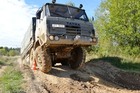 T-818 8x8 při překonávání překážky na trase technické jízdy v terénu