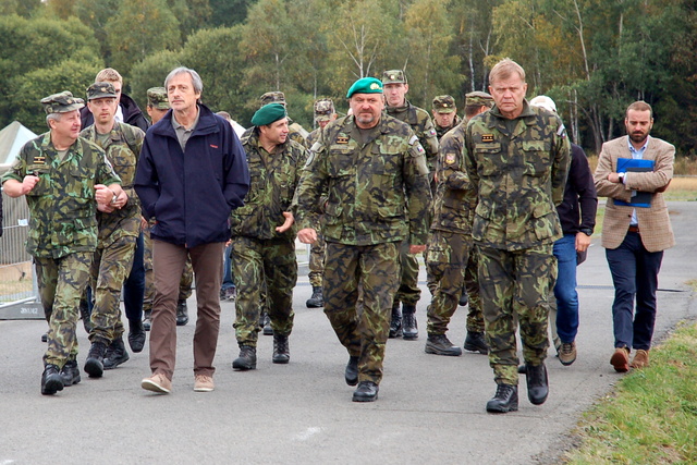 Prověrku připravenosti AČR k výstavbě a zajištění provozu materiální základny humanitární pomoci ve VVP Libavá provedl ministr obrany Martin Stropnický a náčelník Generálního štábu AČR genpor. Josef Bečvář