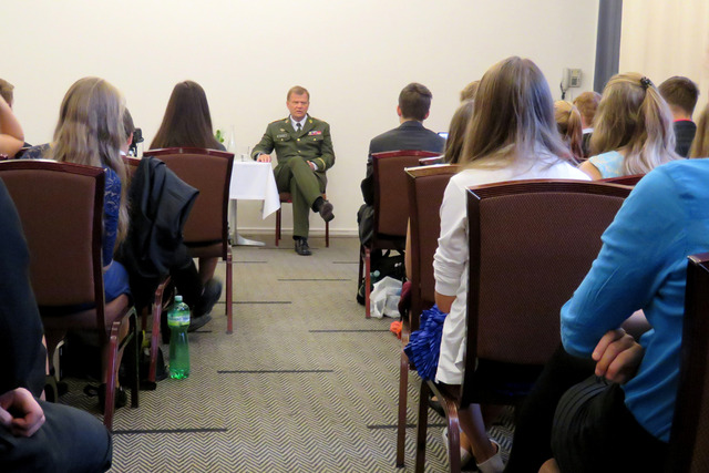 Setkání náčelníka Generálního štábu AČR genpor. Josefa Bečváře se studenty chebského gymnázia a střední živnostenské školy v Sokolově 