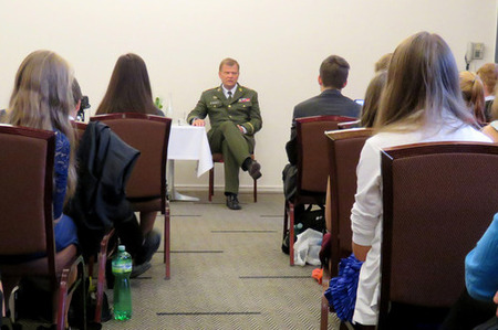 Generálporučík Josef Bečvář přiblížil studentům kariéru náčelníka generálního štábu