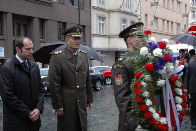 Z pietní vzpomínky u Hlávkovy koleje v Praze 2. Za resort obrany položili věnce náměstek pro řízení sekce ekonomické a majetkové Ministerstva obrany Pavel Beran a náčelník Generálního štábu AČR generálporučík Josef Bečvář
