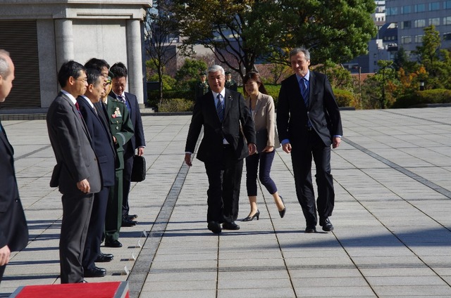 Z oficiálního přijetí japonským ministrem obrany
