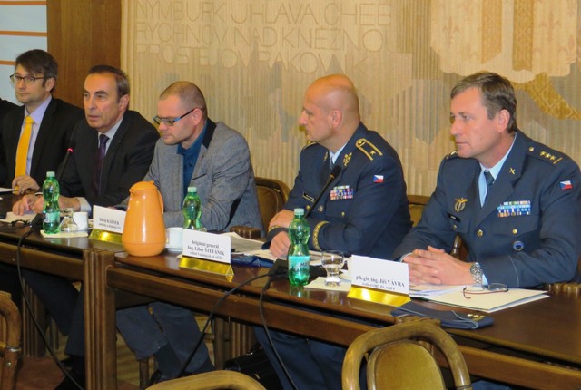 Ze semináře výboru pro obranu; zleva: náměstek ministra obrany Jakub Landovský, poslanec Jiří Skalický, předseda výboru pro obranu David Kádner, velitel Vzdušných sil AČR brig. gen. Libor Štefánik, ředitel Odboru rozvoje vzdušných sil plukovník Jiří Vávra