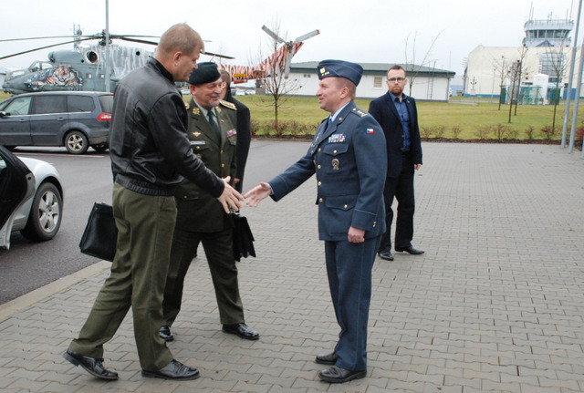  Velitel 22.zVrL, plukovník Miroslav Svoboda vítá náčelníky Generálního štábu AČR a OS SR na základně v Náměšti 