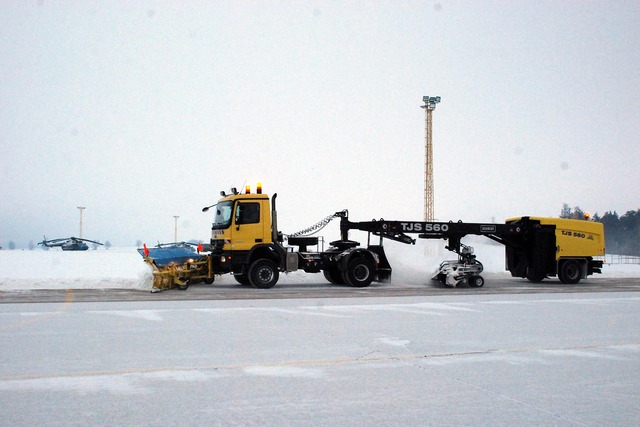 Největším strojem k čištění letištní plochy je speciální tahač, který využívá radlici, kartáče a tryskové vysoušecí motory. 