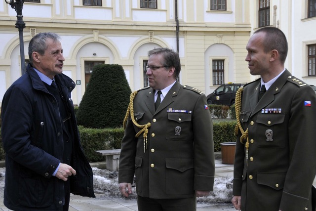 Ministra obrany Martina Stropnického přivítal v nejstarší české vojenské nemocnici, která byla založena v roce 1748, plukovník Martin Svoboda (uprostřed)