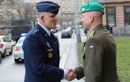 Velitel vzdušných sil NATO jednal v Praze a Čáslavi