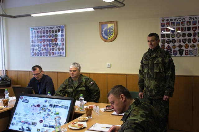 Z brífinku ve Štěpánovském centru; vpravo ředitel Agentury logistiky plukovník Jaroslav Trakal, uprostřed náčelník centra Ján Keveš