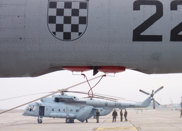 Účastníci výcviku provádí předletovou přípravu vrtulníku Mi-8MTV1