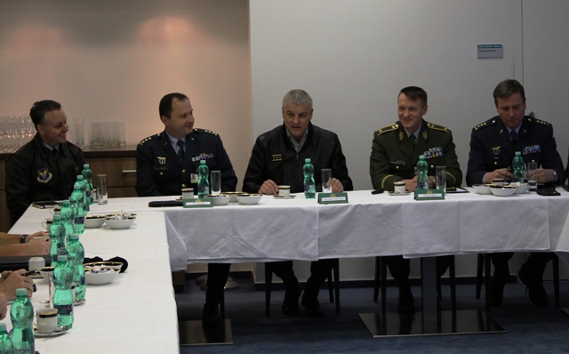 Ze setkání studentů Air War College s hlavními funkcionáři AČR; zprava: plukovník gšt. Jiří Vávra, brigádní generál Pavel Adam, generálporučík František Malenínský, plukovník gšt. Petr Tománek