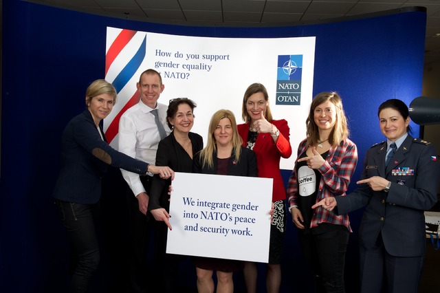 Společná fotografie s cedulí na podporu Pledge for Parity, což je další veřejná výzva OSN na podporu rovných příležitostí mužů a žen ve světě, která byla vyhlášená na Mezinárodní den žen.