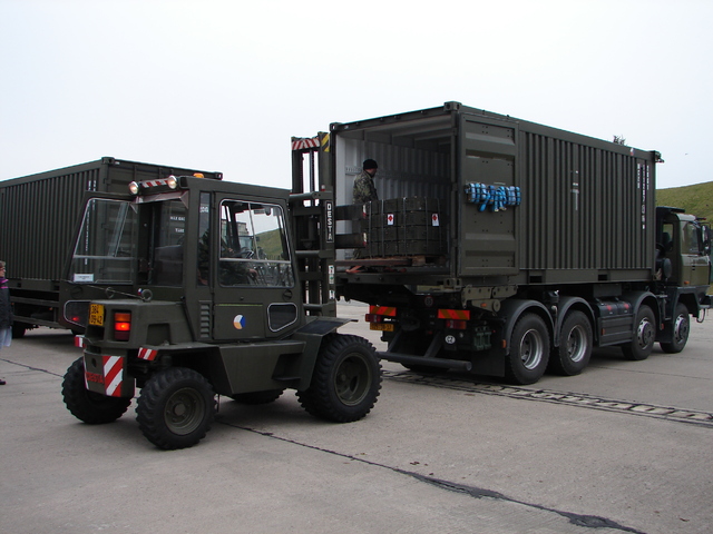 Přepravená munice z muničních skladů se musela přeložit na palety.