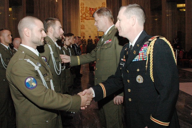 Vyznamenání vojákům předával spolu s náčelníkem Generálního štábu AČR (v pozadí) také vojenský přidělenec USA v ČR plukovník John Burbank.