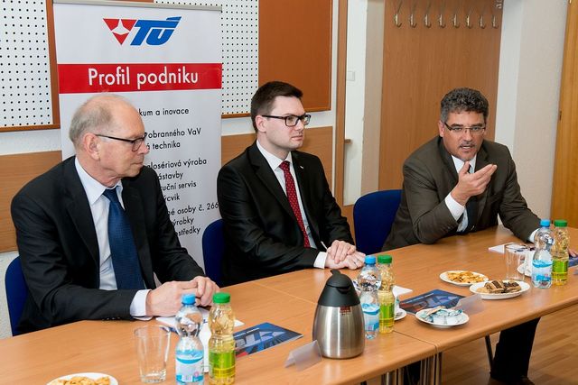  Předseda poslaneckého hospodářského výboru I. Pilný, ředitel VTÚ, s. p. J. Protiva a náměstek ministra obrany T. Kuchta