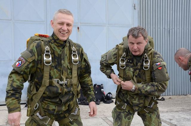 Vlevo velitel 43. výsadkového praporu Chrudim podplukovník Róbert Dziak a velitel 44. lehkého motorizovaného praporu podplukovník Jan Štěpánek při strojení do padáku