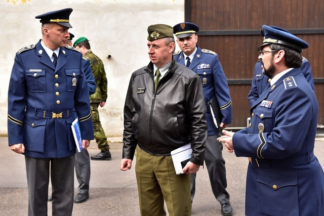 Z návštěvy nového náčelníka VKPR gen. Kašeho u Hradní stráže 1