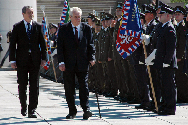 Prezident republiky v doprovodu ministra obrany provádí přehlídku nastoupených jednotek