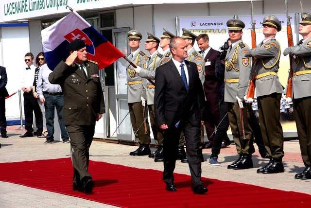  Součástí zahajovacího ceremoniálu byla i slavnostní přehlídka čestné stráže