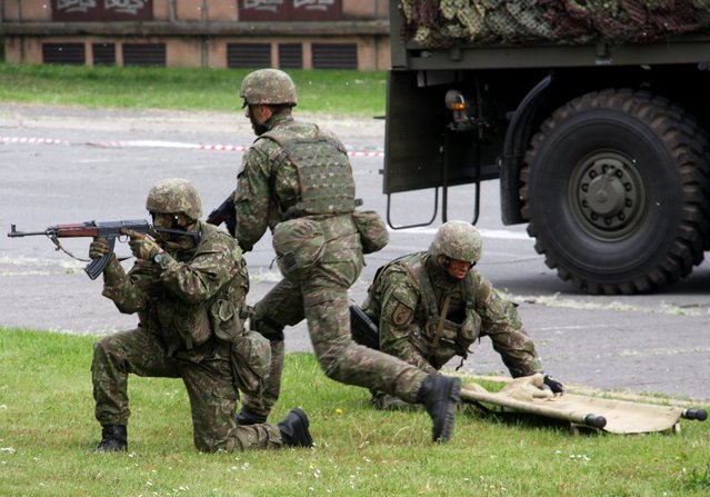  Nosítka pro jednoho z raněných vojáků