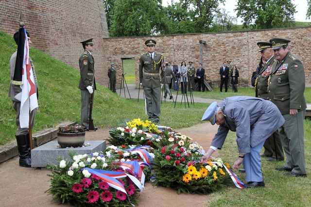 V prostoru popraviště Malé pevnosti Terezín se před hlavním pietním aktem konala vzpomínka na 51 vězňů, většinou mladých členů levicových odbojových organizací, kteří byli popraveni několik dnů před koncem války.