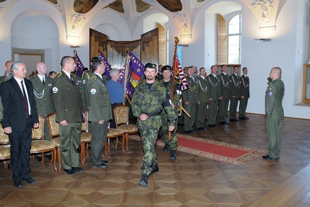 Slavnostní vyřazení absolventů Odborné školy VP zahájilo přinesení bojových praporů.