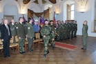 Slavnostní vyřazení absolventů Odborné školy VP zahájilo přinesení bojových praporů.