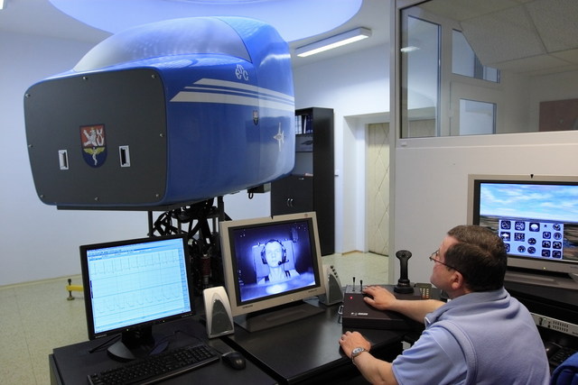 Trenažér GYRO simuluje různé letové podmínky