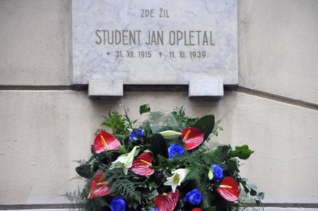 Pamětní deska připomínající studenta Jana Opletala na budově Hlávkovy koleje