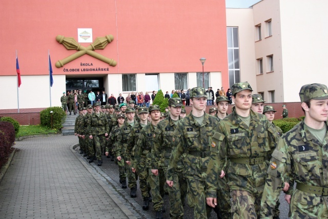 Žáci školy nastupují k památníku