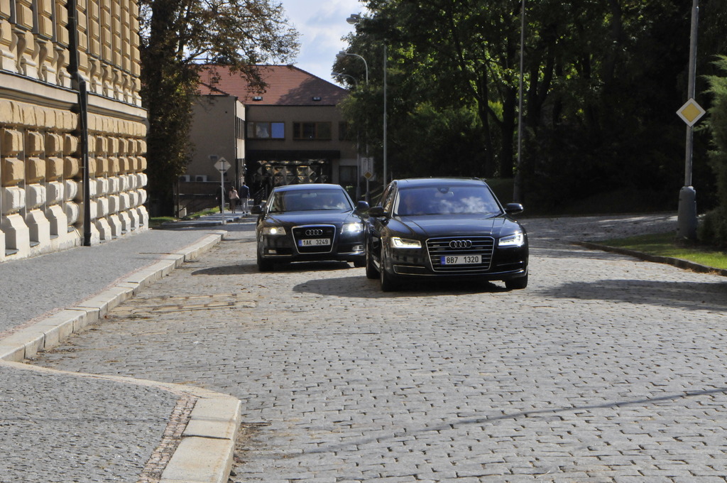 Kolona premiéra Bohuslava Sobotky vjíždí do areálu Ministerstva obrany ČR