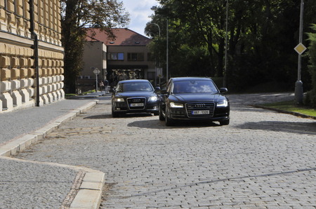Kolona premiéra Bohuslava Sobotky vjíždí do areálu Ministerstva obrany ČR