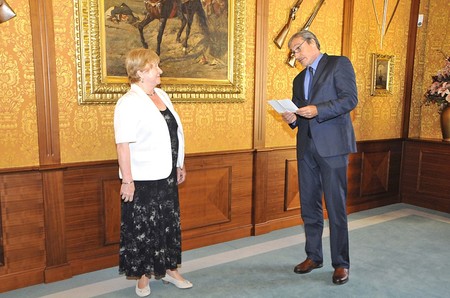 Ministr obrany Martin Stropnický čte životopis Marie Karáskové, která v resortu obrany strávila 58 let