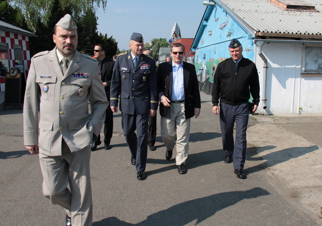 Hosté přicházejí na otevření haly první generace proudových letounů