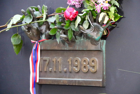 Pamětní deska na Národní třídě v Praze