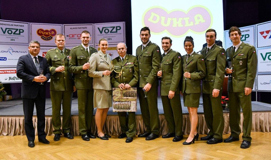 Kalendář pokřtili  náměstek Tomáš Kuchta, gen. Josef Bečvář, kpt. Synek, kpt. Špotáková, ředitel Dukly plk. Priščák,nprap.  Dostál,prap. Martin Fuksa, prap. Dianová, prap. Kuf a prap. Polívka