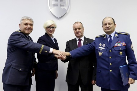 Z návštěvy Slovenské republiky, zleva velitel vzdušných sil AČR generálmajor Jaromír Šebesta, ministryně obrany ČR Karla Šlechtová, ministr obrany SR Peter Gajdoš a velitel vzdušných sil OS SR brigádní generál Ľubomír Svoboda