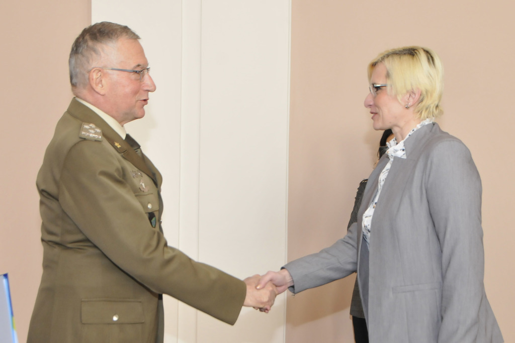 Ministryně obrany Karla Šlechtová vítá generála Claudia Graziana 