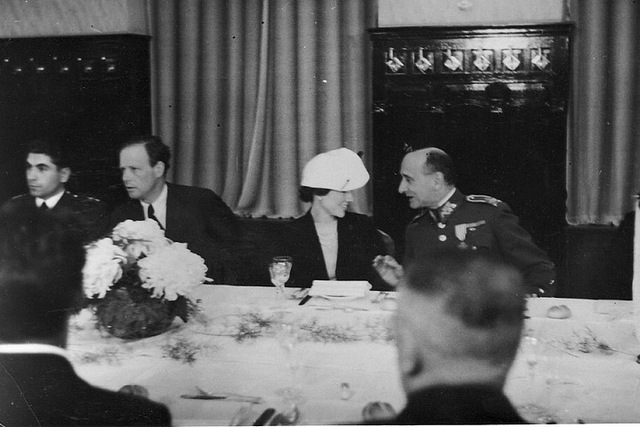 Unikátní fotografie z 1. září 1938: u stolu sedí František Fajtl (vlevo), Charles Lindbergh (druhý zleva) a jeho žena Anne