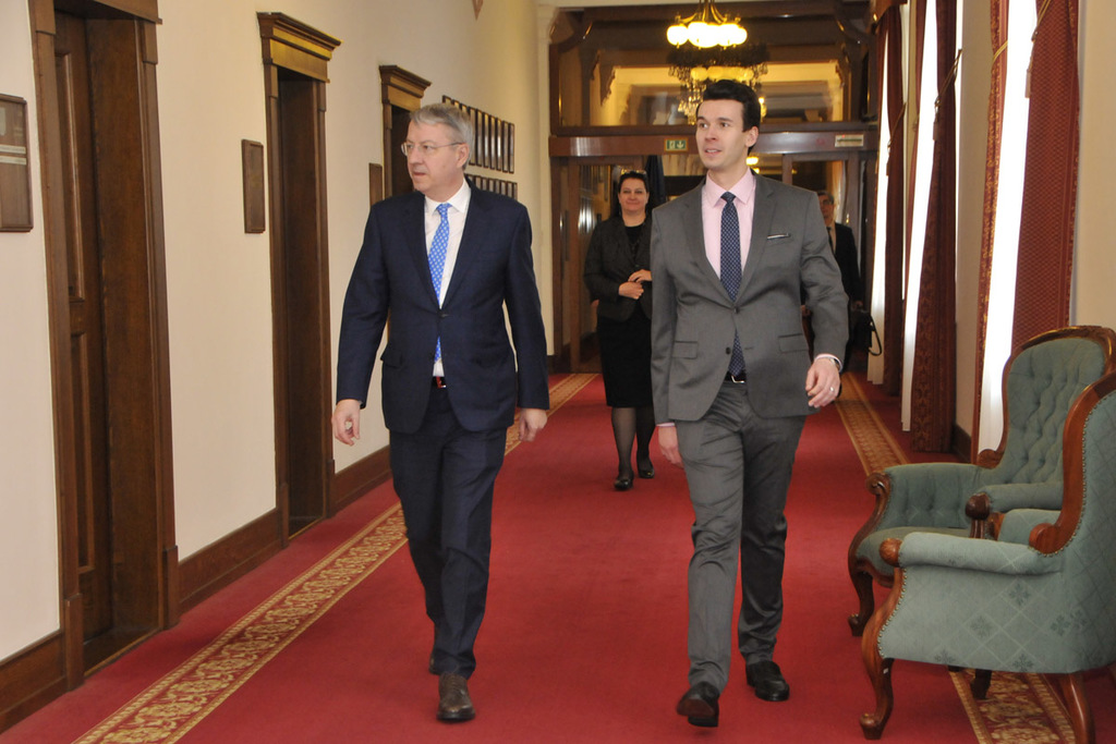 Tajemník ministerstva zahraničních věcí Rumunska George Ciamba přichází na jednání, které se konalo na Ministerstvu obrany ČR