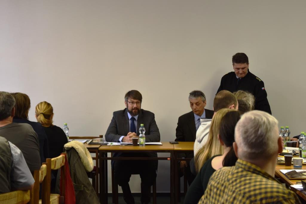 Náměstek Landovský při diskusi s pedagogy